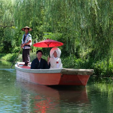 Yanagawa (Fukuoka), couple en kimono de mariage en croisière sur les canaux