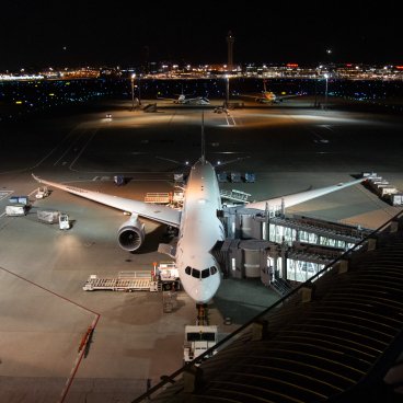 Aéroport de Haneda (Tokyo), Vue nocturne sur les avions et le tarmac