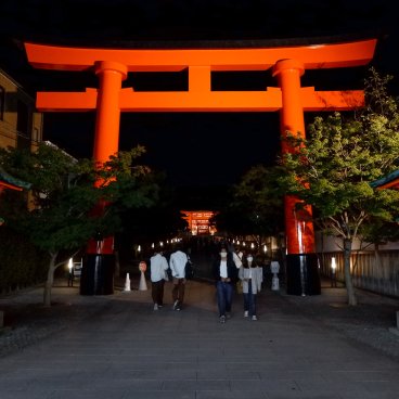 Fushimi Inari Taisha à Kyoto de nuit