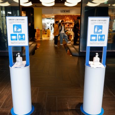 Tokyo, présentoir avec gel hydroalcoolique et consignes sanitaires relatives au Covid dans un centre commercial