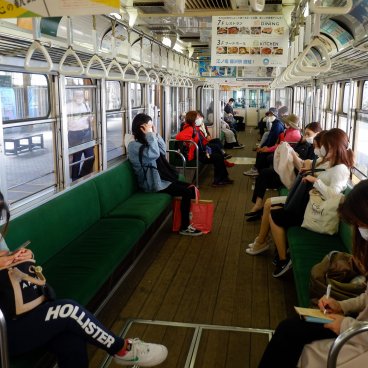 Kamakura, passagers masqués dans le train Enoden