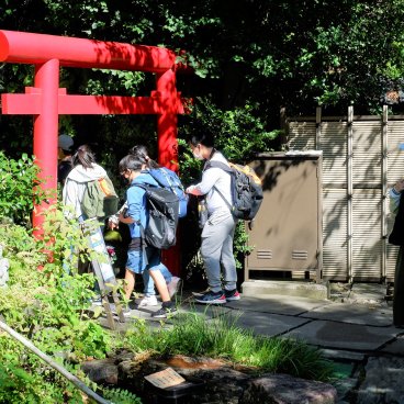 Kamakura, groupe scolaire masqué en visite au temple Hase-dera