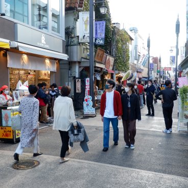Kamakura, piétons masqués le long de la rue commerçante Komachi