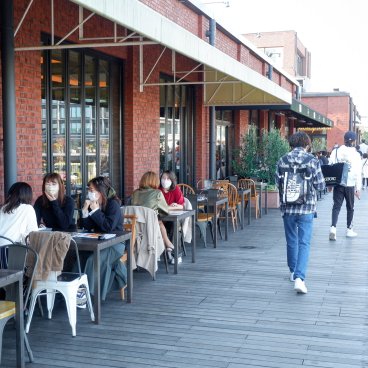 Yokohama, clients masqués et attablés à une terrasse de café dans le quartier de Minato Mirai 21