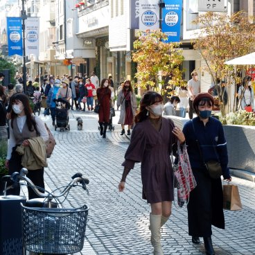 Yokohama, piétons masqués le long de l'avenue commerçante Motomachi Shotengai