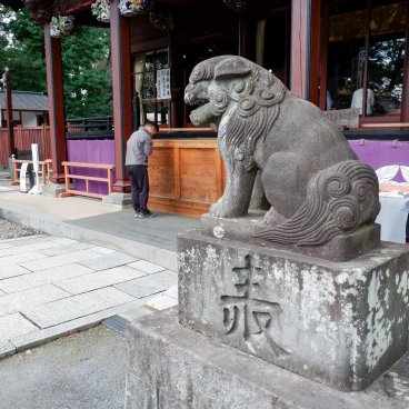 Menuma Shodenzan Kangi-in (Saitama), fidèle en prière au temple