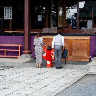 Menuma Shodenzan Kangi-in (Saitama), famille japonaise en prière au temple