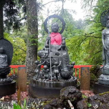 Oiwasan Nisseki-ji (Toyama), statue de Jizo Bosatsu et autres représentations bouddhistes