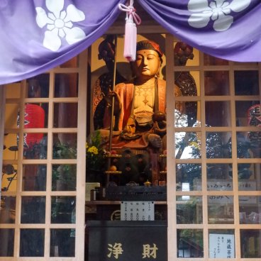 Oiwasan Nisseki-ji (Toyama), sculpture en bois colorée de Jizo Bosatsu