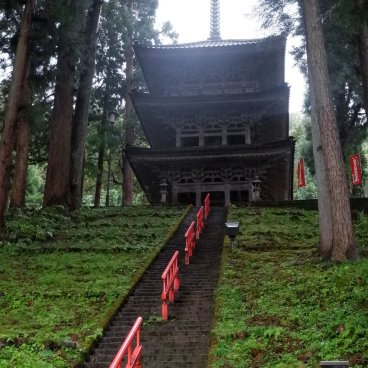 Oiwasan Nisseki-ji (Toyama), escalier vers la pagode Sanjunoto du temple