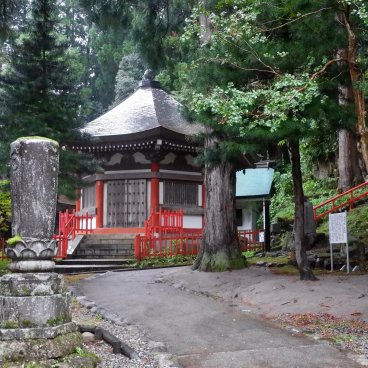 Oiwasan Nisseki-ji (Toyama), pavillon hexagonal Dainichido du temple