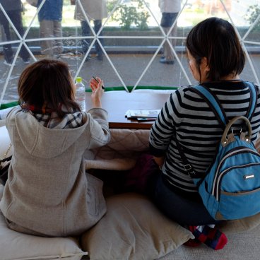 Hiroshima Orizuru Tower, pause contemplative dans une installation éphémère sur la terrasse d'observation