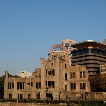 Hiroshima Orizuru Tower, vue sur le bâtiment placé derrière le dôme de Genbaku
