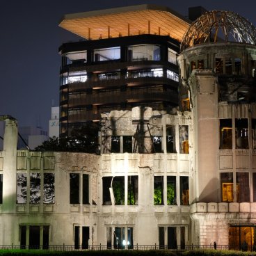 Hiroshima Orizuru Tower, vue de nuit sur le bâtiment placé derrière le dôme de Genbaku