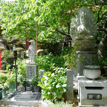 Shima (péninsule d'Ise, Mie), statues bouddhistes dans l'enceinte extérieure du temple Daiji-ji