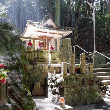Shima (péninsule d'Ise, Mie), pavillon et statues de Jizo au temple Tsumekiri fudoson