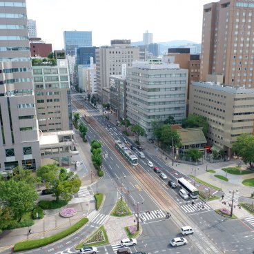 The Knot Hiroshima, vue sur les boulevards du centre-ville et le tramway depuis l'hôtel