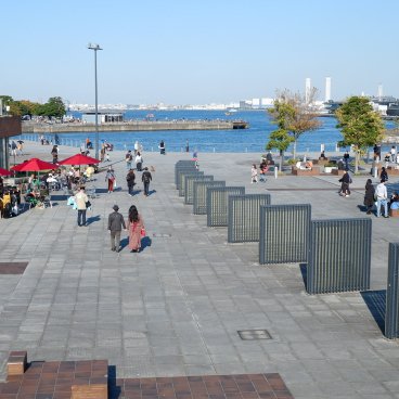 Parc Yamashita (Yokohama), accès depuis le quartier portuaire de Minato Mirai 21