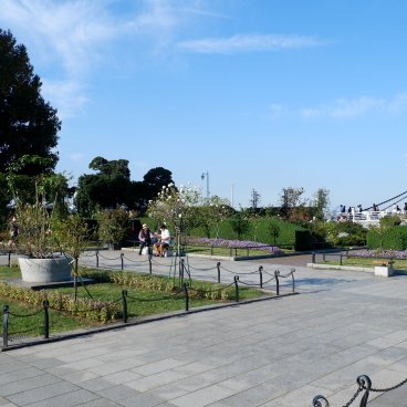 Parc Yamashita (Yokohama), roseraie et paquebot Hikawa Maru