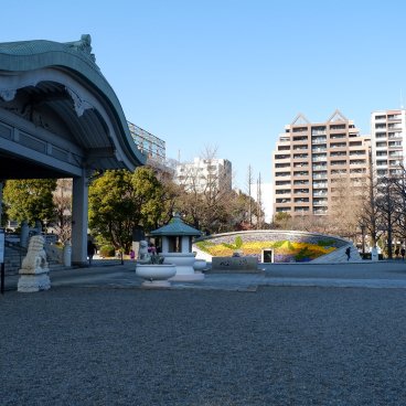 Parc Yokoamicho (Tokyo), place centrale avec monuments commémoratifs 