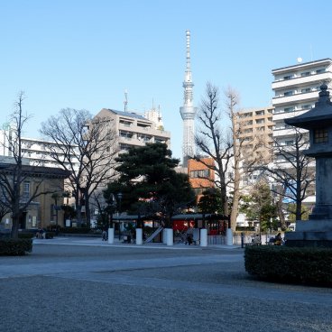Parc Yokoamicho (Tokyo), vue sur le musée de la reconstruction de Tokyo et la tour Tokyo Skytree