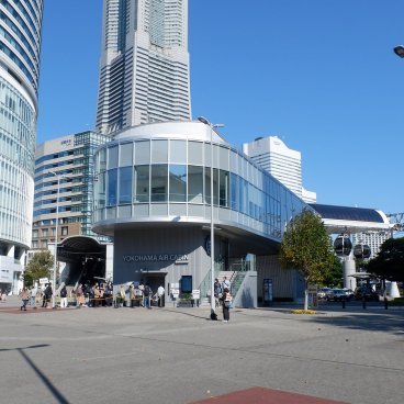 Yokohama Air Cabin, bâtiment du quai d'embarquement à la sortie la gare Sakuragicho