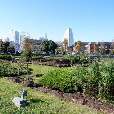  Entrepôt Akarenga Soko (Yokohama), parc avec les ruines d'une annexe de l'ancien bureau des douanes