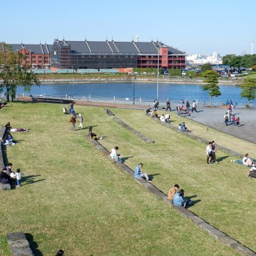  Entrepôt Akarenga Soko (Yokohama), vue sur les bâtiments depuis le parc Zonohana