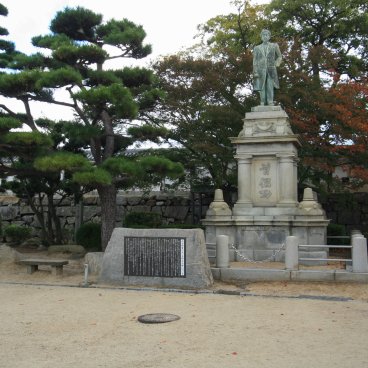Château d'Imabari (Shikoku), statue et stèle dans l'enceinte féodale