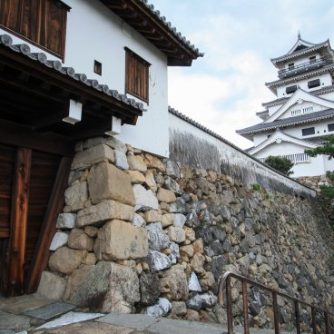 Château d'Imabari (Shikoku), porte, mur d'enceinte et donjon Tenshukaku