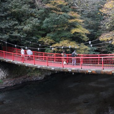 Gorge de Kikuchi (Kumamoto), pont suspendu rouge à l'entrée du site
