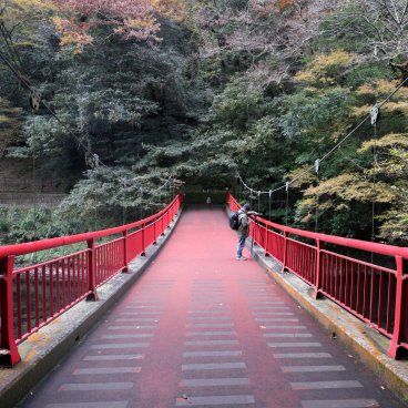 Gorge de Kikuchi (Kumamoto), pont suspendu rouge à l'entrée du site 2