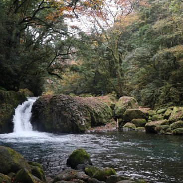 Gorge de Kikuchi (Kumamoto), vue sur une cascade à la fin de l'automne