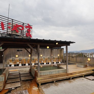 Oniyama Hotel (Beppu), vue sur les bains Onsen sur le toit de l'hôtel