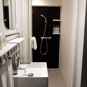 Hôtel Tavinos Asakusa (Tokyo), salle de bains de la chambre Hollywood Twin Room