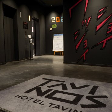 Hôtel Tavinos Asakusa (Tokyo), entrée de l'établissement avec les ascenseurs