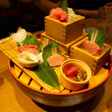 Plateau de Sashimi de thon Maguro et Toro dans un Izakaya à Tokyo