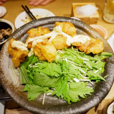 Assiette de Karaage au poulet à partager dans un Izakaya à Tokyo 