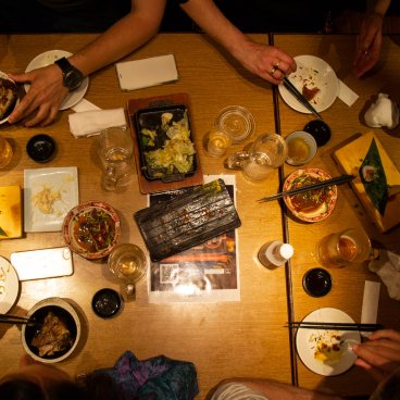 Tablée dans un Izakaya à Tokyo
