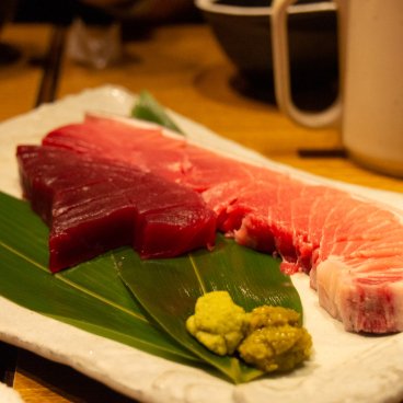 Tranche de thon cru découpée pour être mangée à plusieurs dans un Izakaya à Tokyo