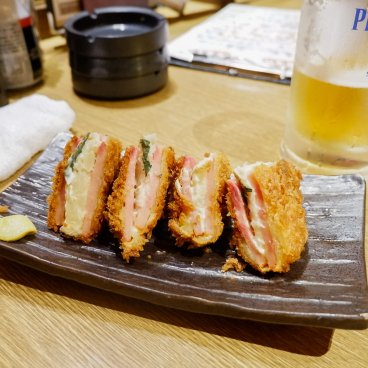 Assiette de cordon bleu à partager dans un Izakaya à Tokyo 