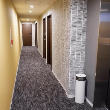 M's Hotel Gojo Naginatagiri (Kyoto), couloir des chambres de l'hôtel