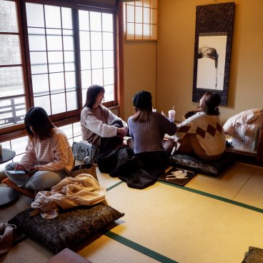 Starbucks Kyoto Ninenzaka Yasaka Chaya, salon en tatami pour consommer sur place