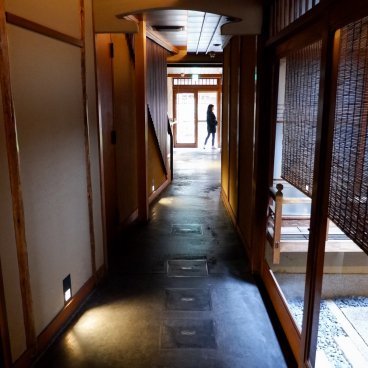 Starbucks Kyoto Ninenzaka Yasaka Chaya, couloir au rez-de-chaussée
