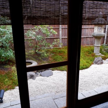 Starbucks Kyoto Ninenzaka Yasaka Chaya, vue sur le jardin japonais intérieur
