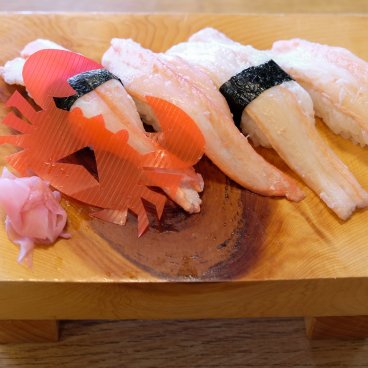 Plateau de sushi nigiri au crabe, spécialité de la préfecture de Tottori
