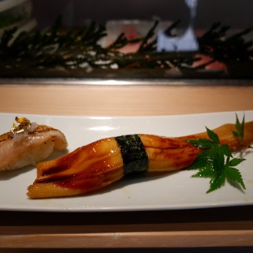 Restaurant sushi-ya à Kannazawa, assiette de sushi nigiri à l'anguille