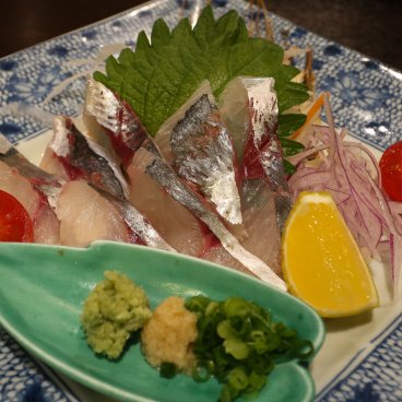 Auberge ryokan à Fukuoka, assiette de sashimi de chinchard