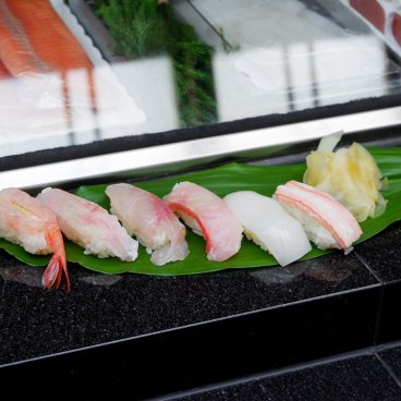 Hatsumi Zushi Honten (Fukui), assortiments de sushi nigiri à chair blanche et aux fruits de mer