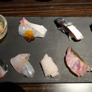 Restaurant à Fukuoka, assiette de sashimi de poissons à chair blanche ou peau argentée